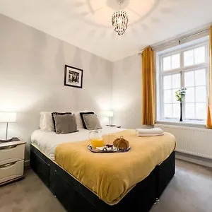 Suitely - Berkeley Apartment Cheltenham